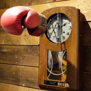 Tiempo Golpea escultura JSUS ART iluminación dramática