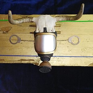 Mascara de Guerra: 1 Escultura Única de JSUS ART DELUXE frontal fondo oscuro